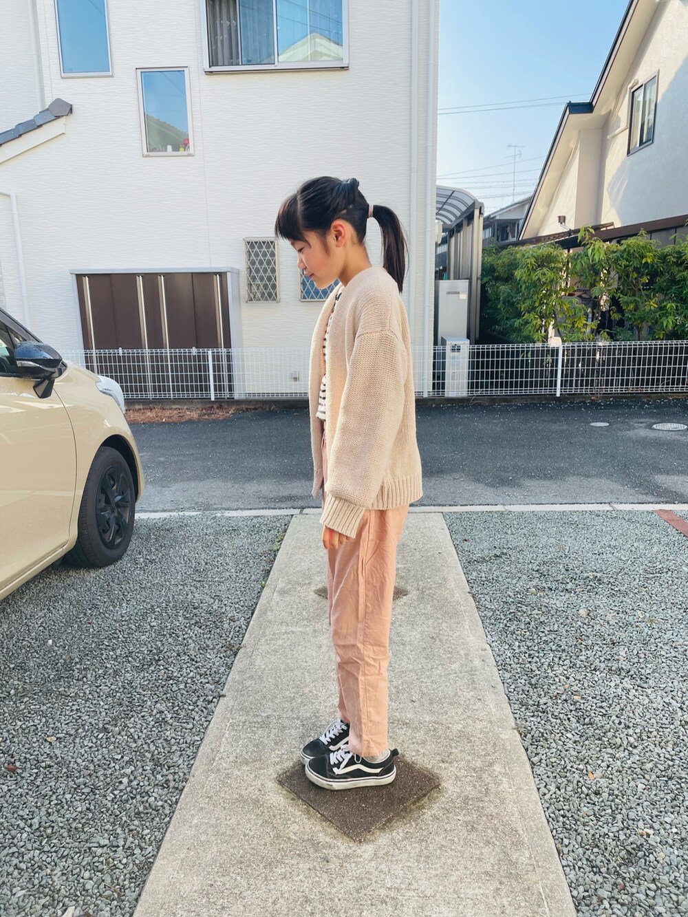 その他のTシャツ/カットソー、ブラック系のスニーカー、ホワイト系のカーディガン/ボレロを着用したキッズの春コーディネートの2枚目の写真