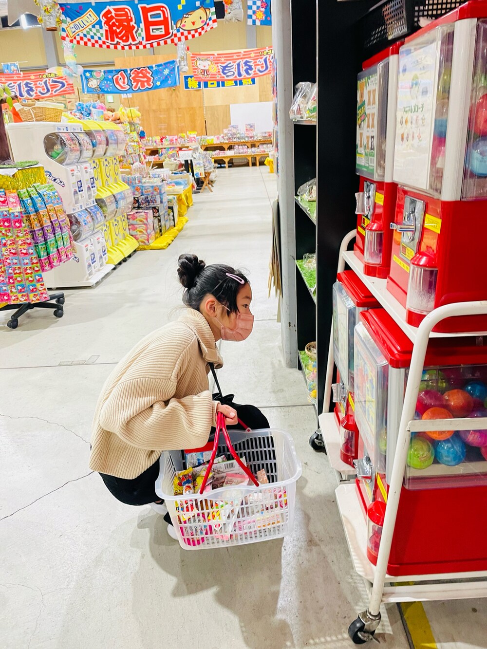 ホワイト系のニット/セーター、ブラック系のスカート、グレー系のスニーカーを着用したキッズの冬コーディネートの2枚目の写真