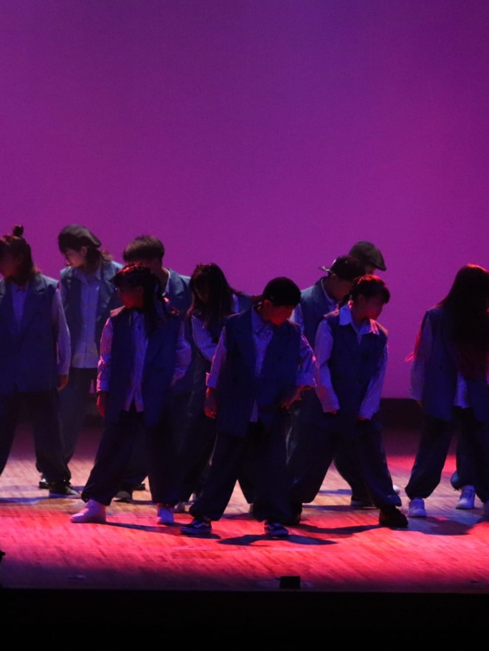 ブラック系のスニーカーを着用したキッズの夏コーディネートの2枚目の写真