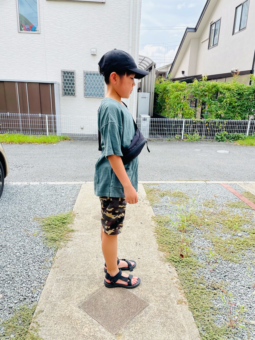 ブラック系のボディバッグ/ウエストポーチ、グリーン系のTシャツ/カットソー、グリーン系のその他パンツを着用したキッズの夏コーディネートの3枚目の写真