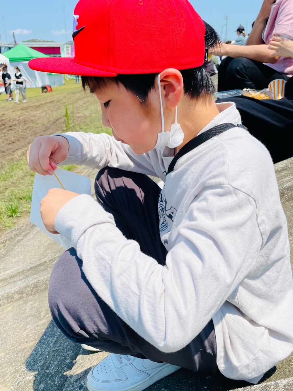 グレー系のTシャツ/カットソー、グレー系のその他パンツ、ホワイト系のスニーカーを着用したキッズの春コーディネートの2枚目の写真