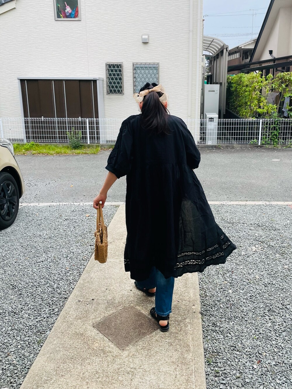 ホワイト系のタンクトップ、ブルー系のサロペット/オーバーオール、ブラック系のサンダルを着用したキッズの夏コーディネートの3枚目の写真