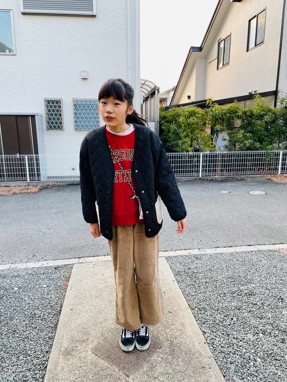 ブラック系のブルゾン、レッド系のスウェット、ホワイト系のTシャツ/カットソーを着用したキッズの冬コーディネートの2枚目の写真