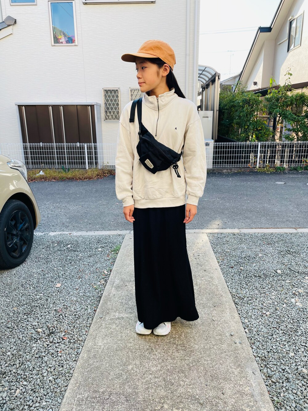 ブラック系のボディバッグ/ウエストポーチ、グレー系のスウェット、ブラック系のスカートを着用したキッズの秋コーディネートの4枚目の写真