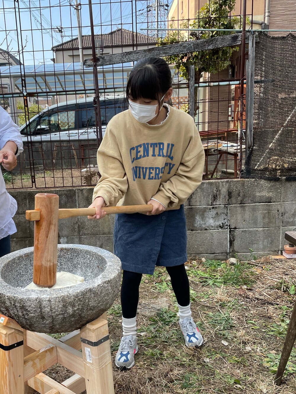 グリーン系のスウェット、ブラック系のその他パンツ、ホワイト系のスニーカーを着用したキッズの冬コーディネートの4枚目の写真