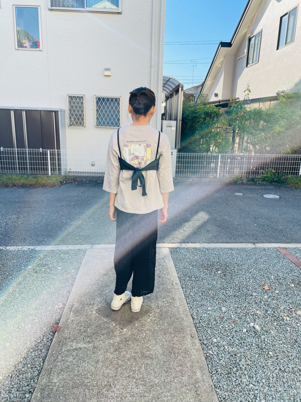 ブラック系のその他パンツ、ホワイト系のスニーカー、ベージュ系のTシャツ/カットソーを着用したキッズの秋コーディネートの3枚目の写真