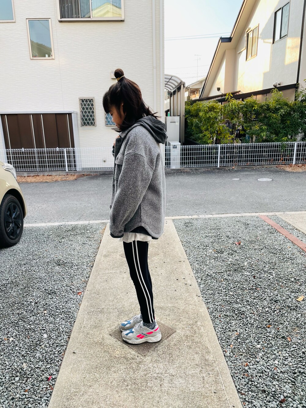 グレー系のパーカー、グレー系のその他アウター、グレー系のスニーカーを着用したキッズの冬コーディネートの2枚目の写真