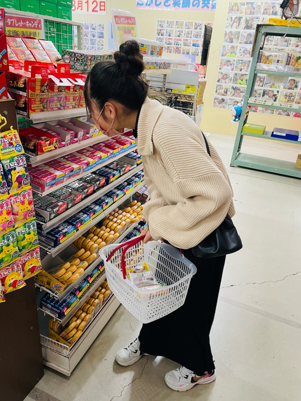 ホワイト系のニット/セーター、ブラック系のスカート、グレー系のスニーカーを着用したキッズの冬コーディネートの3枚目の写真