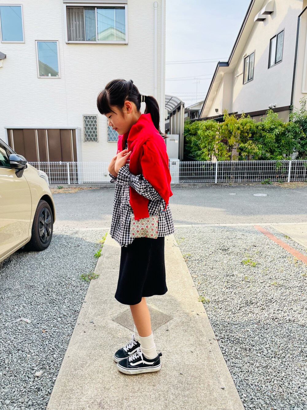 ブラック系のシャツ/ブラウス、ブラック系のスカート、ブラック系のスニーカーを着用したキッズの春コーディネートの2枚目の写真