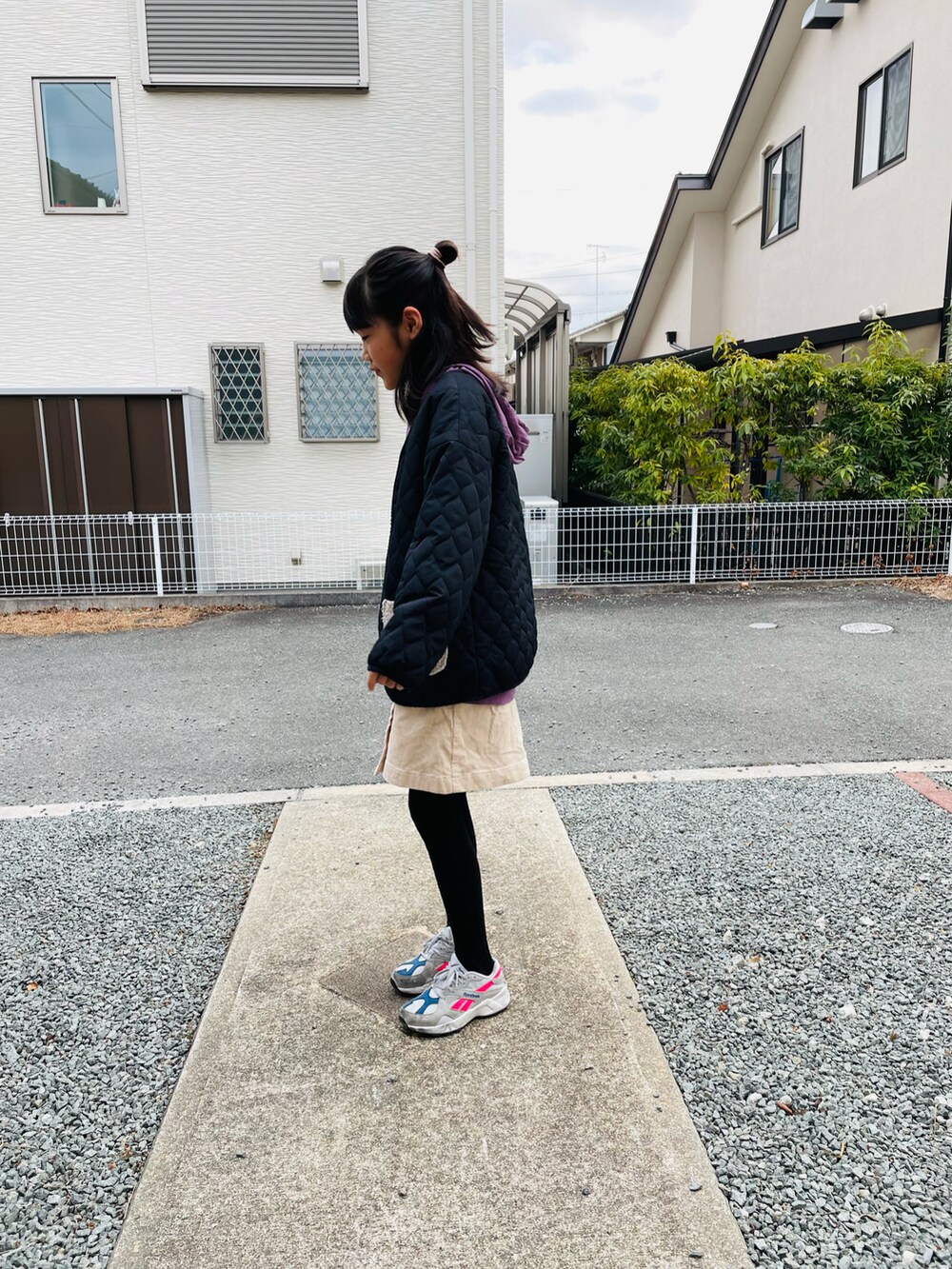 ブラック系のブルゾン、パープル系のパーカー、グレー系のスニーカーを着用したキッズの冬コーディネートの2枚目の写真