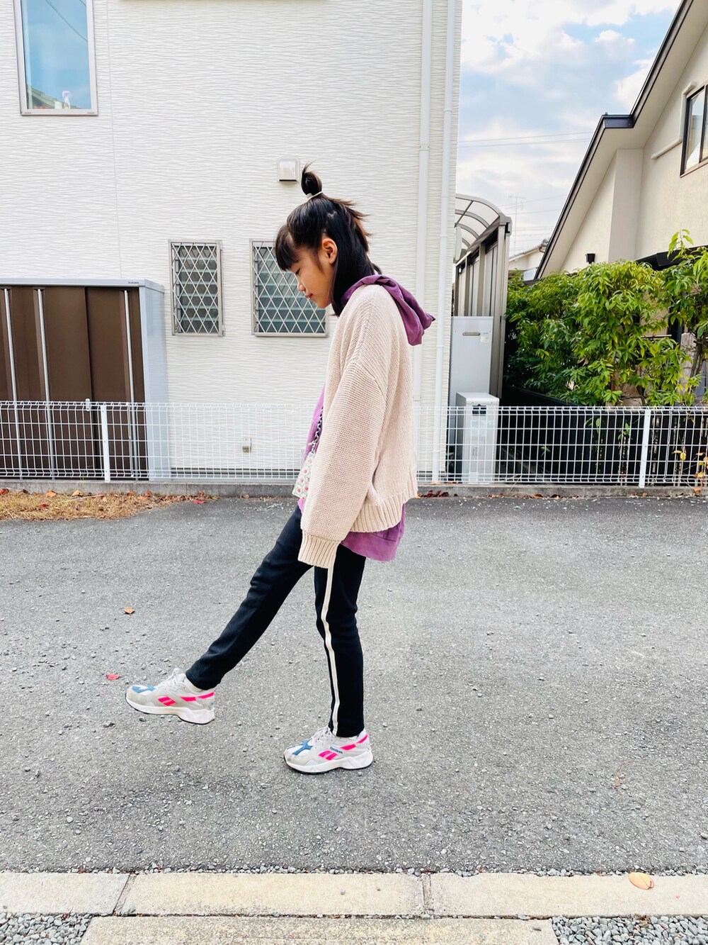 「スニーカー、スニーカーコーデ、むすめ服、通学すたいる、着まわしバンザイ🙌」｜「BRANSHESのピグメント染めパーカー（パーカー、パープル系）」を使った、emi_mitoさん（キッズ・143cm）の冬コーディネートの3枚目の写真