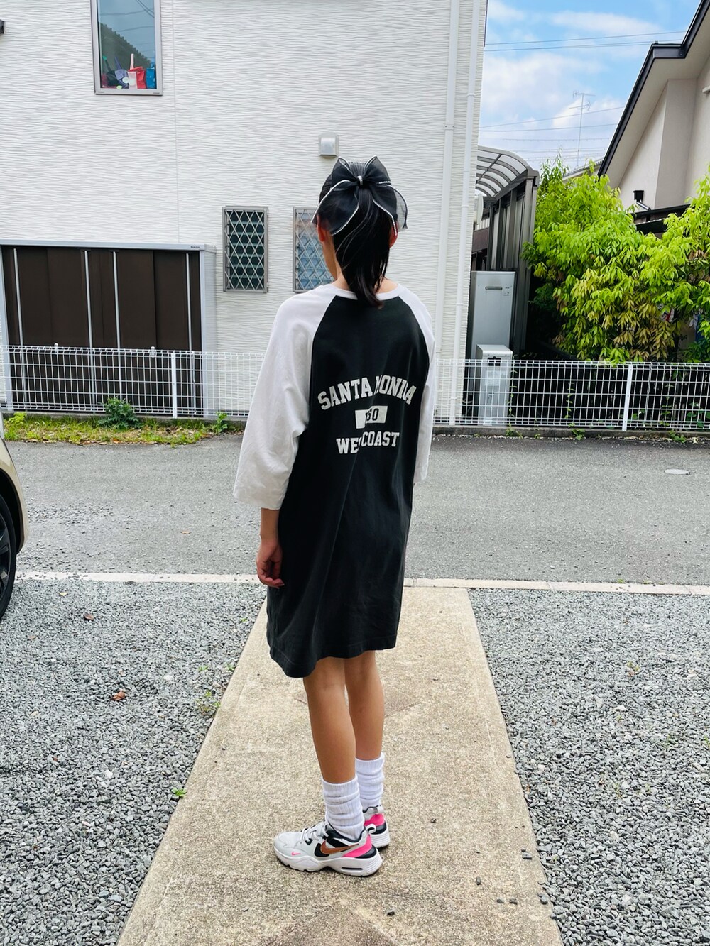 ホワイト系のワンピース、グレー系のスニーカーを着用したキッズの秋コーディネートの4枚目の写真