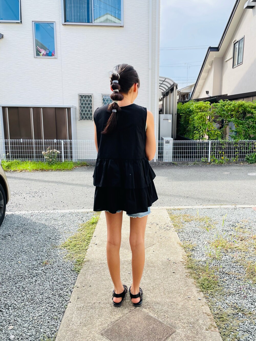 ブラック系のシャツ/ブラウス、ブルー系のその他パンツ、ブラック系のサンダルを着用したキッズの夏コーディネートの3枚目の写真