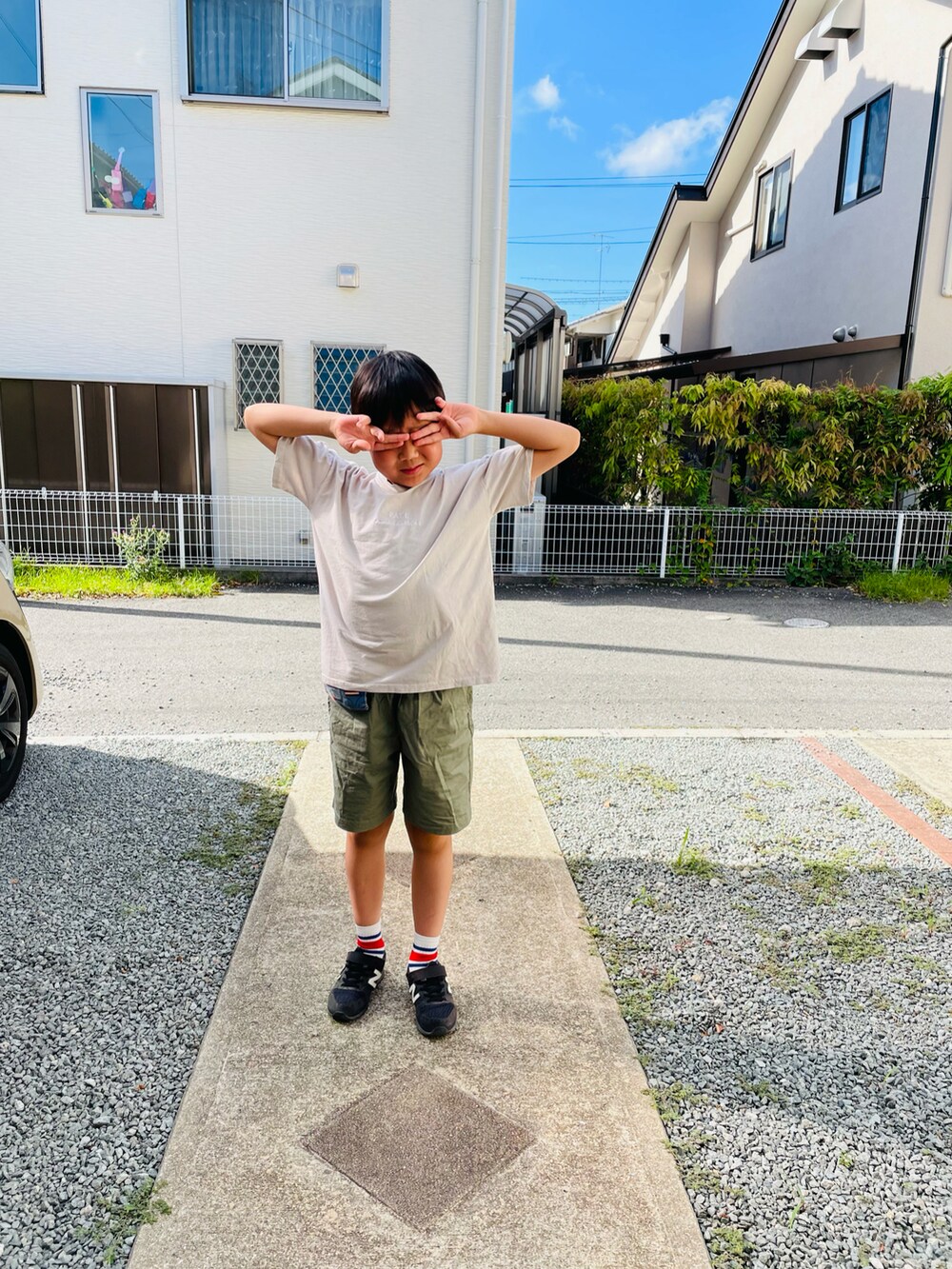 グレー系のTシャツ/カットソー、グリーン系のパンツ、ブラック系のスニーカーを着用したキッズの夏コーディネートの2枚目の写真