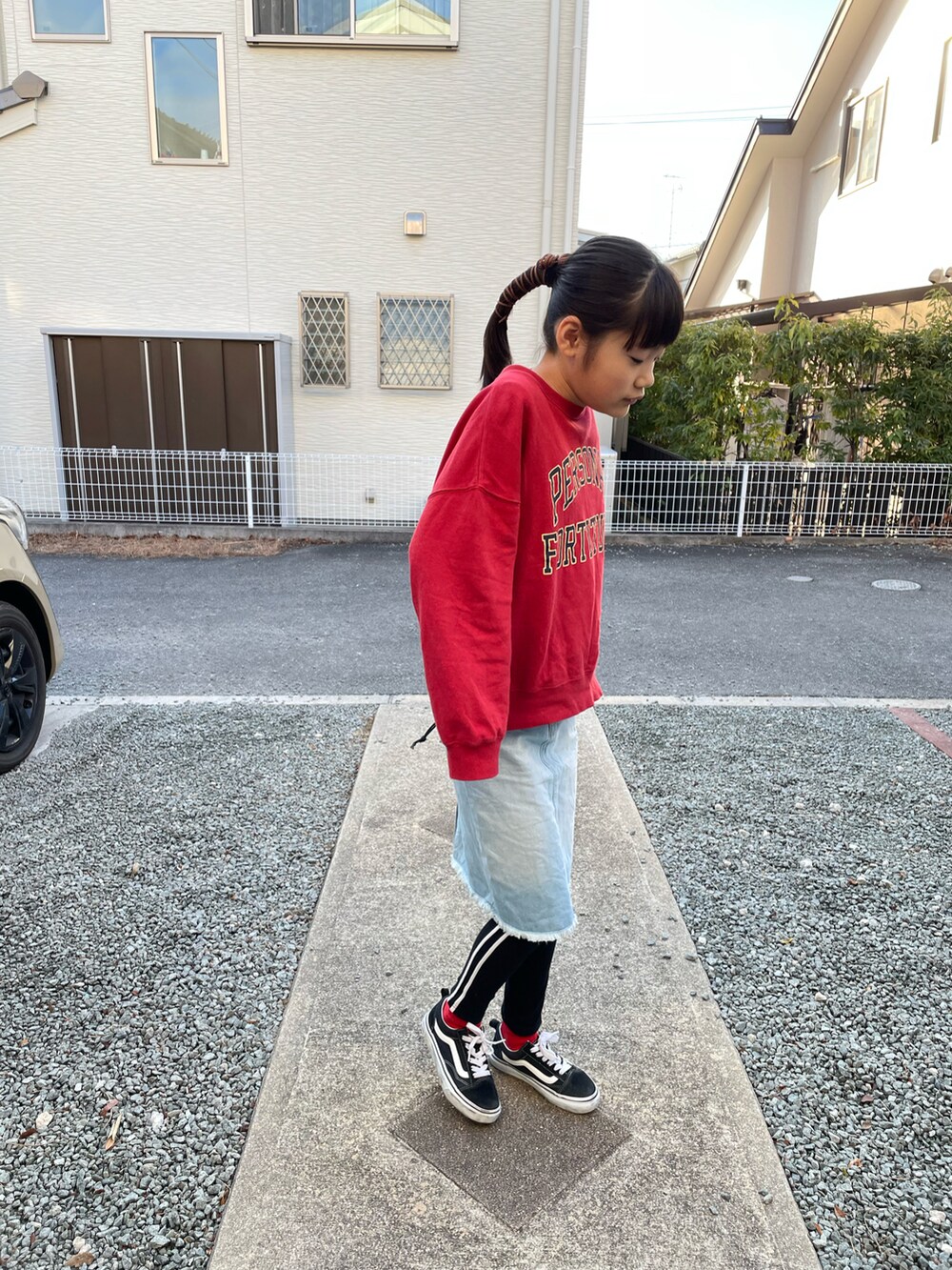 レッド系のスウェット、ブラック系のスニーカー、その他のレギンス/スパッツを着用したキッズの冬コーディネートの2枚目の写真