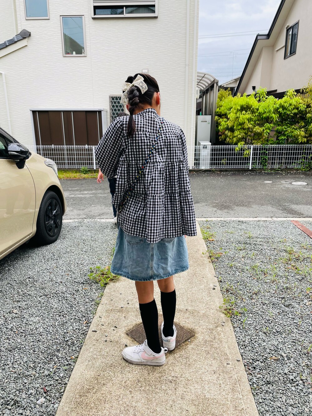 ブラック系のシャツ/ブラウス、ホワイト系のスニーカー、ブラック系のソックス/靴下を着用したキッズの春コーディネートの3枚目の写真