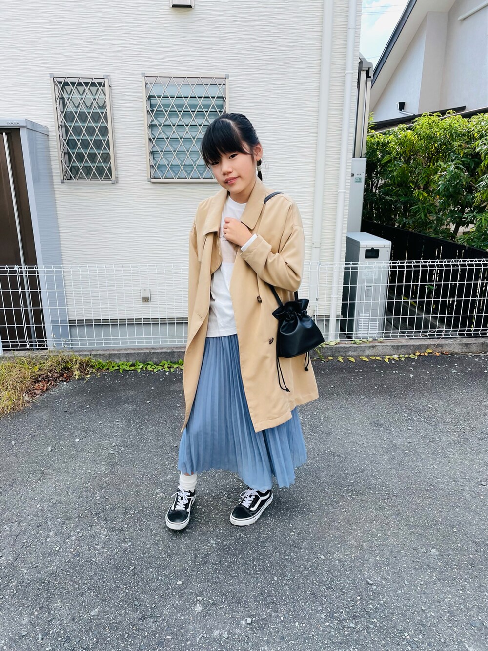 「トレンチコート、むすめ服、休日スタイル、プリーツスカート、巾着バッグ」｜「GLOBAL WORKの【キッズ】ハッスイトレンチコート/776709（トレンチコート、ベージュ系）」を使った、emi_mitoさん（キッズ・137cm）の秋コーディネートの2枚目の写真