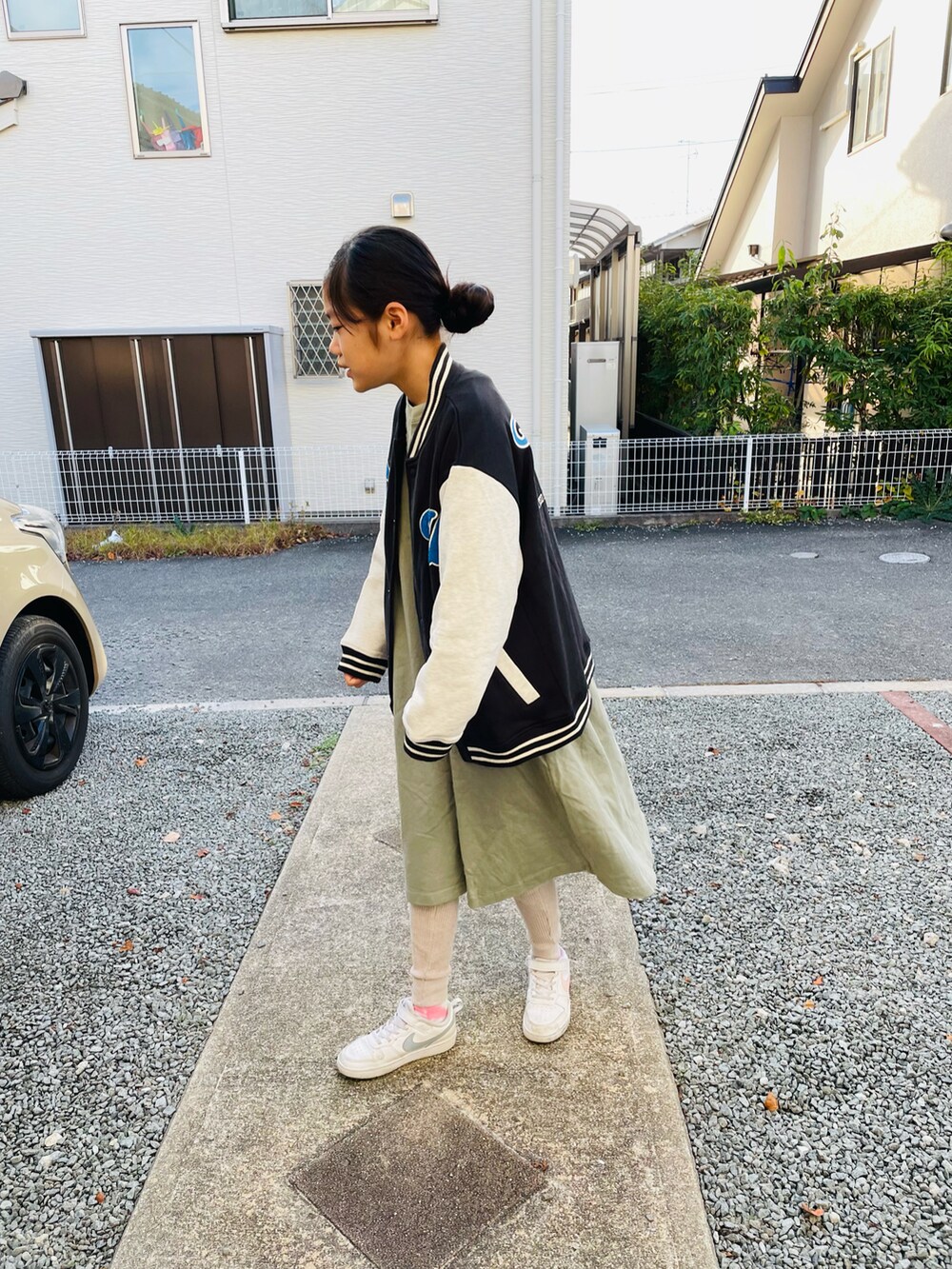 ホワイト系のその他トップス、グリーン系のワンピース、ホワイト系のスニーカーを着用したキッズの秋コーディネートの2枚目の写真