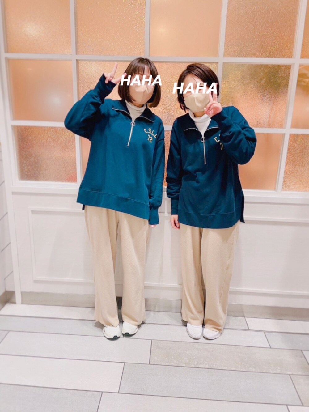 ブラック系のダウンジャケット/コート、ブラック系のジャンパースカート、ブラック系のブーツを着用したキッズの冬コーディネートの5枚目の写真