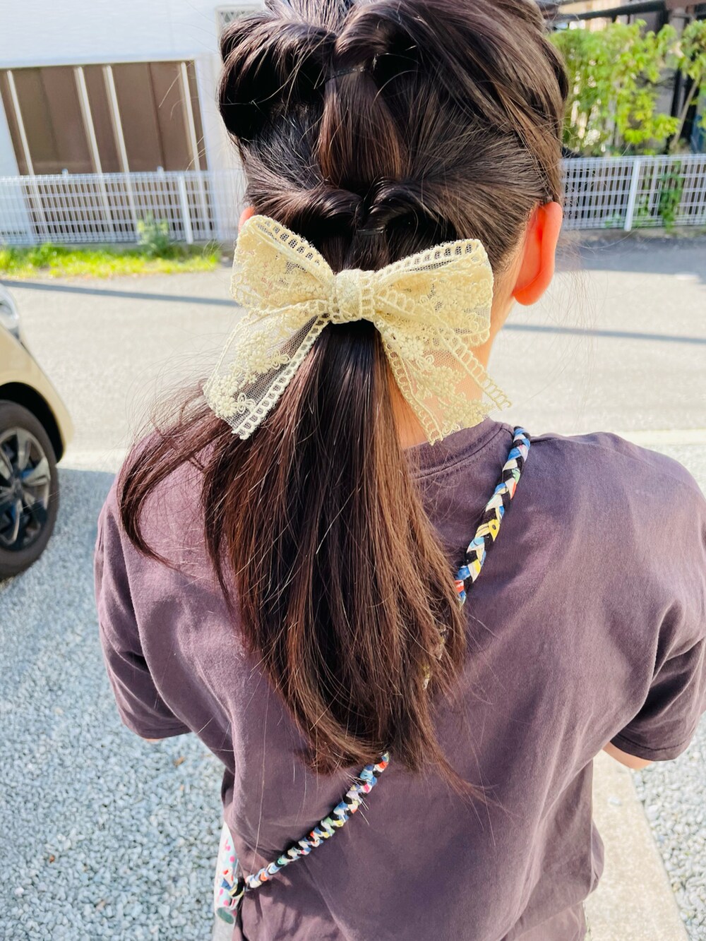 ブラック系のスカート、グレー系のTシャツ/カットソー、ホワイト系のスニーカーを着用したキッズの夏コーディネートの3枚目の写真