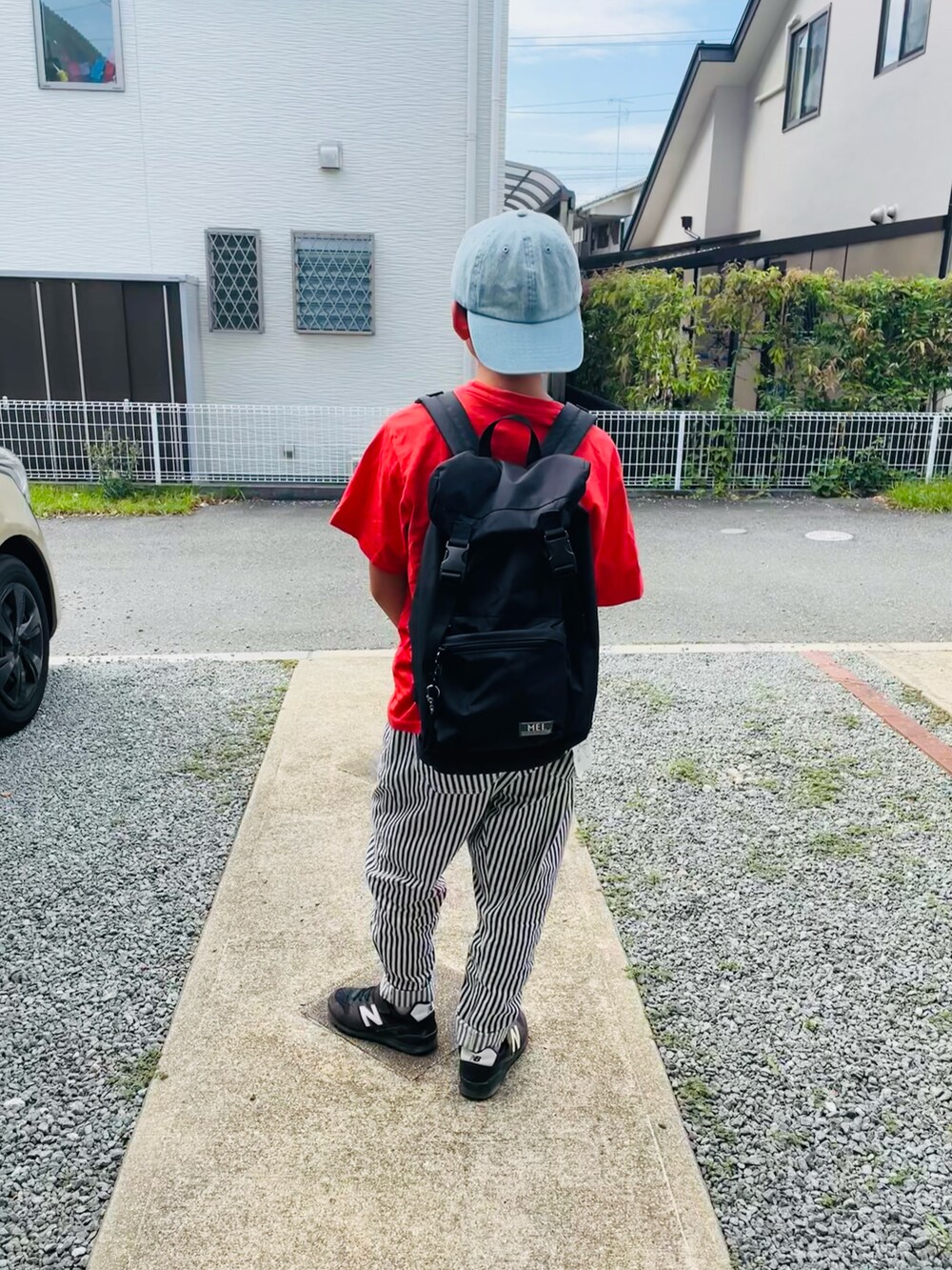 レッド系のTシャツ/カットソー、ホワイト系のその他パンツ、ブラック系のスニーカーを着用したキッズの夏コーディネートの2枚目の写真