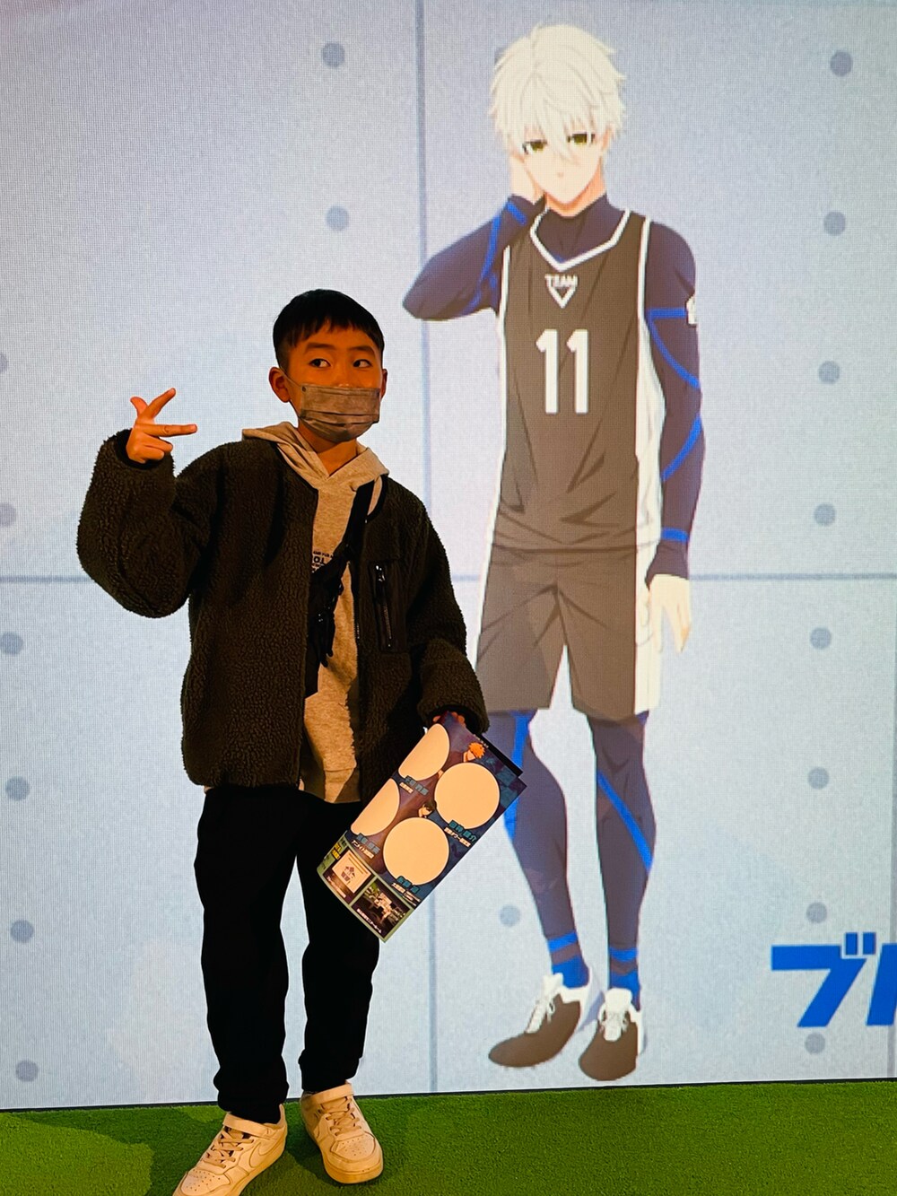 ブラック系のボディバッグ/ウエストポーチ、グレー系のパーカー、ブラック系のその他パンツを着用したキッズの冬コーディネートの4枚目の写真