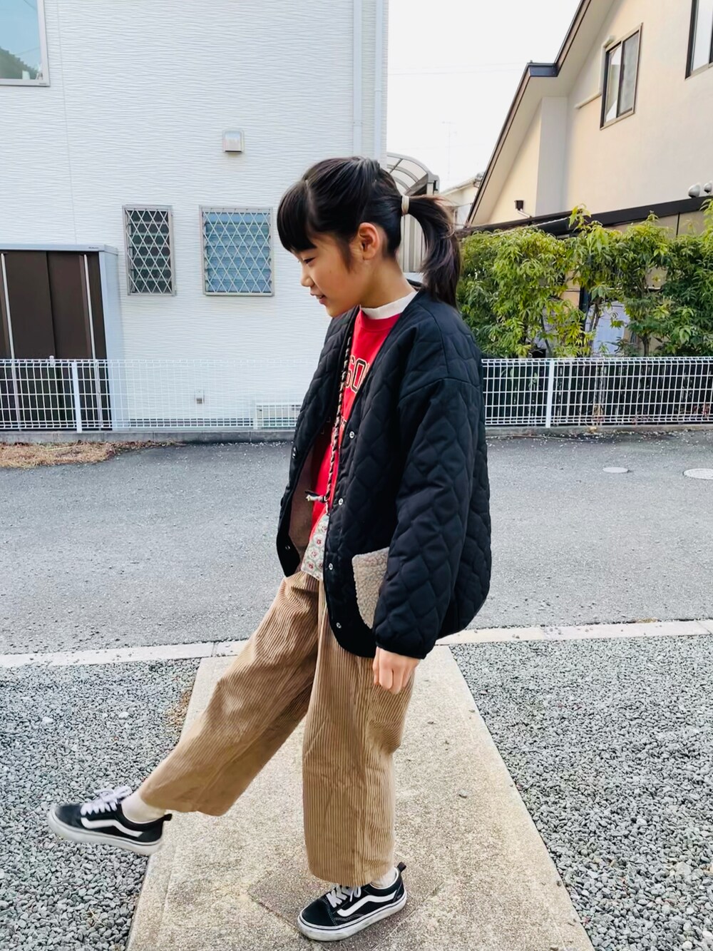 ブラック系のブルゾン、レッド系のスウェット、ホワイト系のTシャツ/カットソーを着用したキッズの冬コーディネートの3枚目の写真