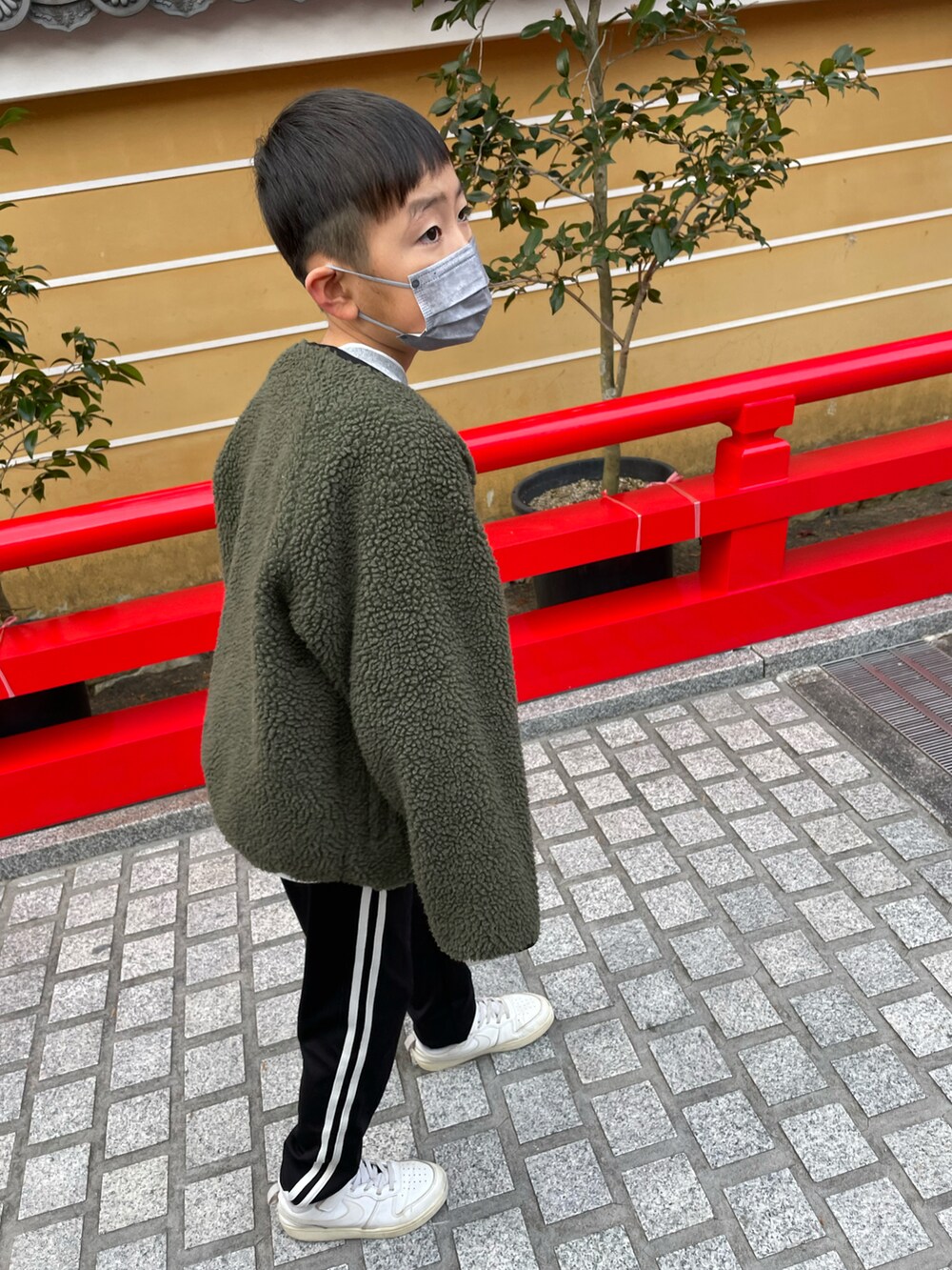 グレー系のTシャツ/カットソー、その他のその他パンツ、グリーン系のその他アウターを着用したキッズの冬コーディネートの2枚目の写真