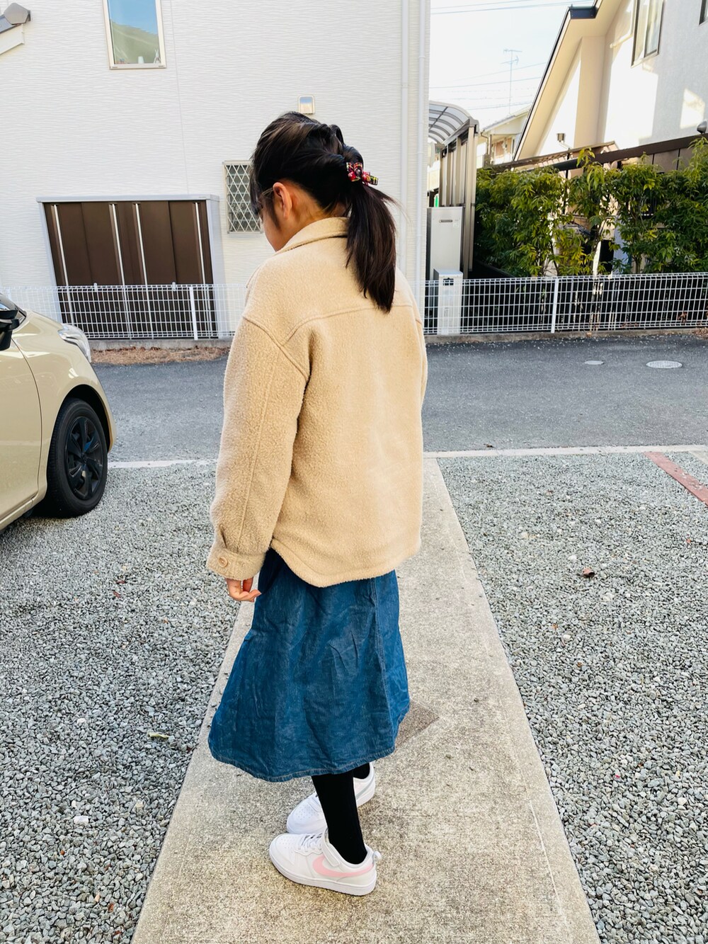 ベージュ系のその他アウター、ブルー系のスウェット、その他のTシャツ/カットソーを着用したキッズの冬コーディネートの2枚目の写真