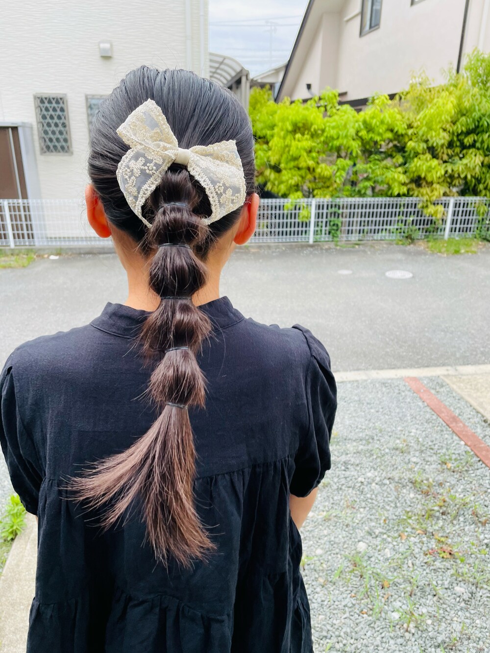 ブラック系のチュニック、ブラック系のその他パンツ、ブラック系のスニーカーを着用したキッズの夏コーディネートの2枚目の写真