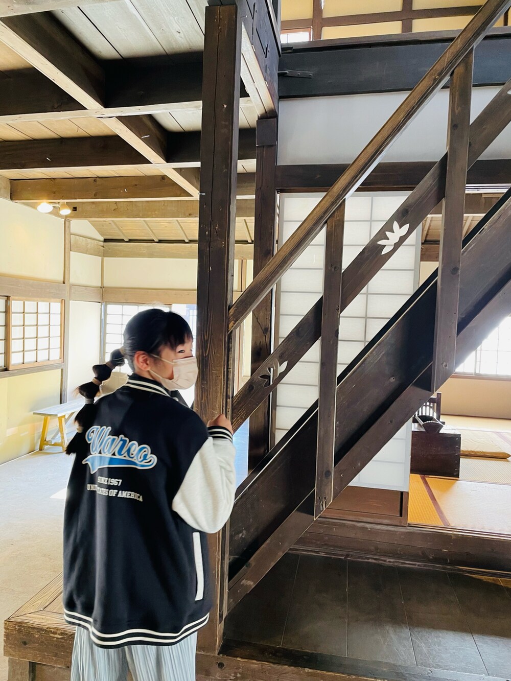 ホワイト系のその他トップス、グレー系のその他パンツ、グレー系のスウェットを着用したキッズの冬コーディネートの3枚目の写真