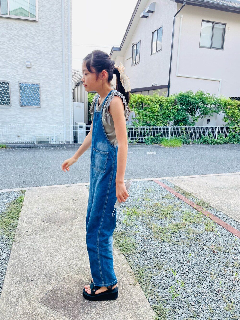 ブルー系のサロペット/オーバーオール、ブラック系のサンダル、グリーン系のタンクトップを着用したキッズの夏コーディネートの2枚目の写真