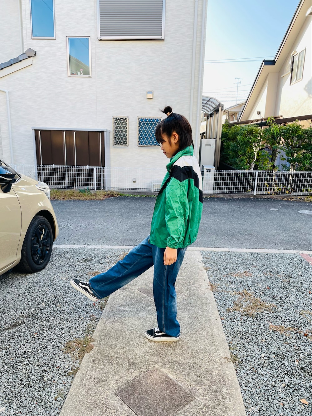 グリーン系のその他アウター、ブラック系のスニーカー、ブルー系のサロペット/オーバーオールを着用したキッズの秋コーディネートの2枚目の写真