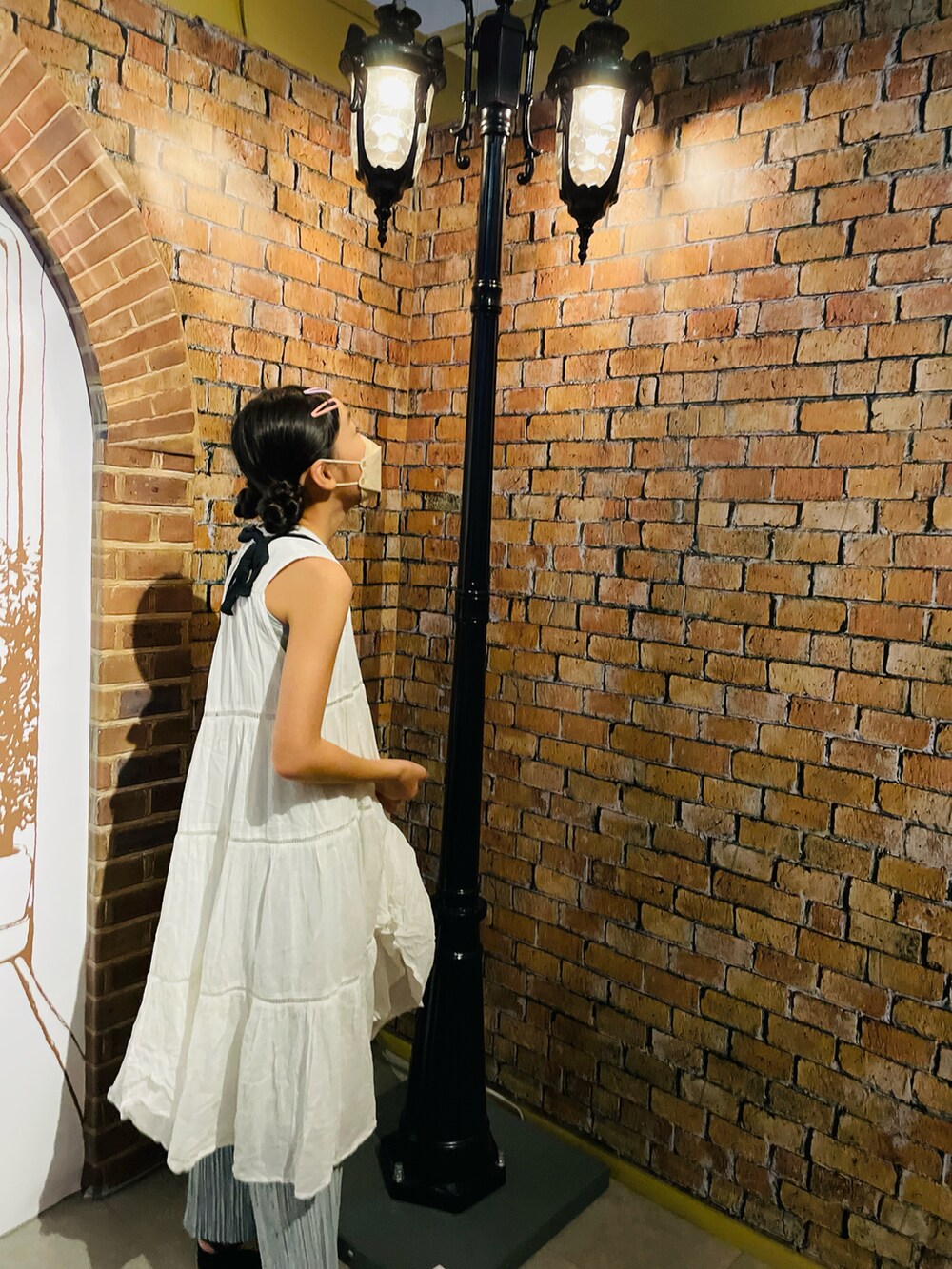 ホワイト系のワンピース、ベージュ系のシャツ/ブラウス、グレー系のその他パンツを着用したキッズの秋コーディネートの2枚目の写真