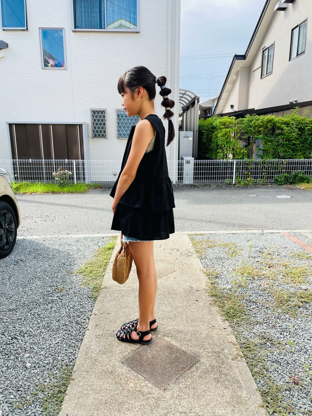 ブラック系のシャツ/ブラウス、ブルー系のその他パンツ、ブラック系のサンダルを着用したキッズの夏コーディネートの2枚目の写真