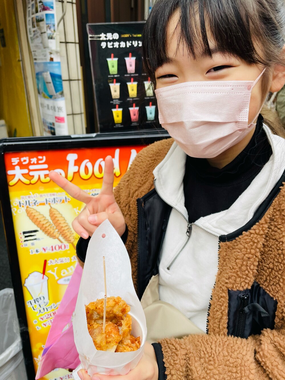 ブラウン系のその他アウター、ベージュ系のその他パンツ、ホワイト系のスニーカーを着用したキッズの冬コーディネートの3枚目の写真