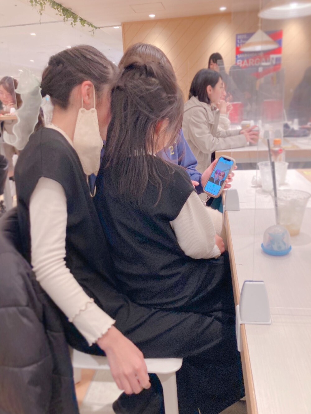 ブラック系のダウンジャケット/コート、ブラック系のジャンパースカート、ブラック系のブーツを着用したキッズの冬コーディネートの3枚目の写真