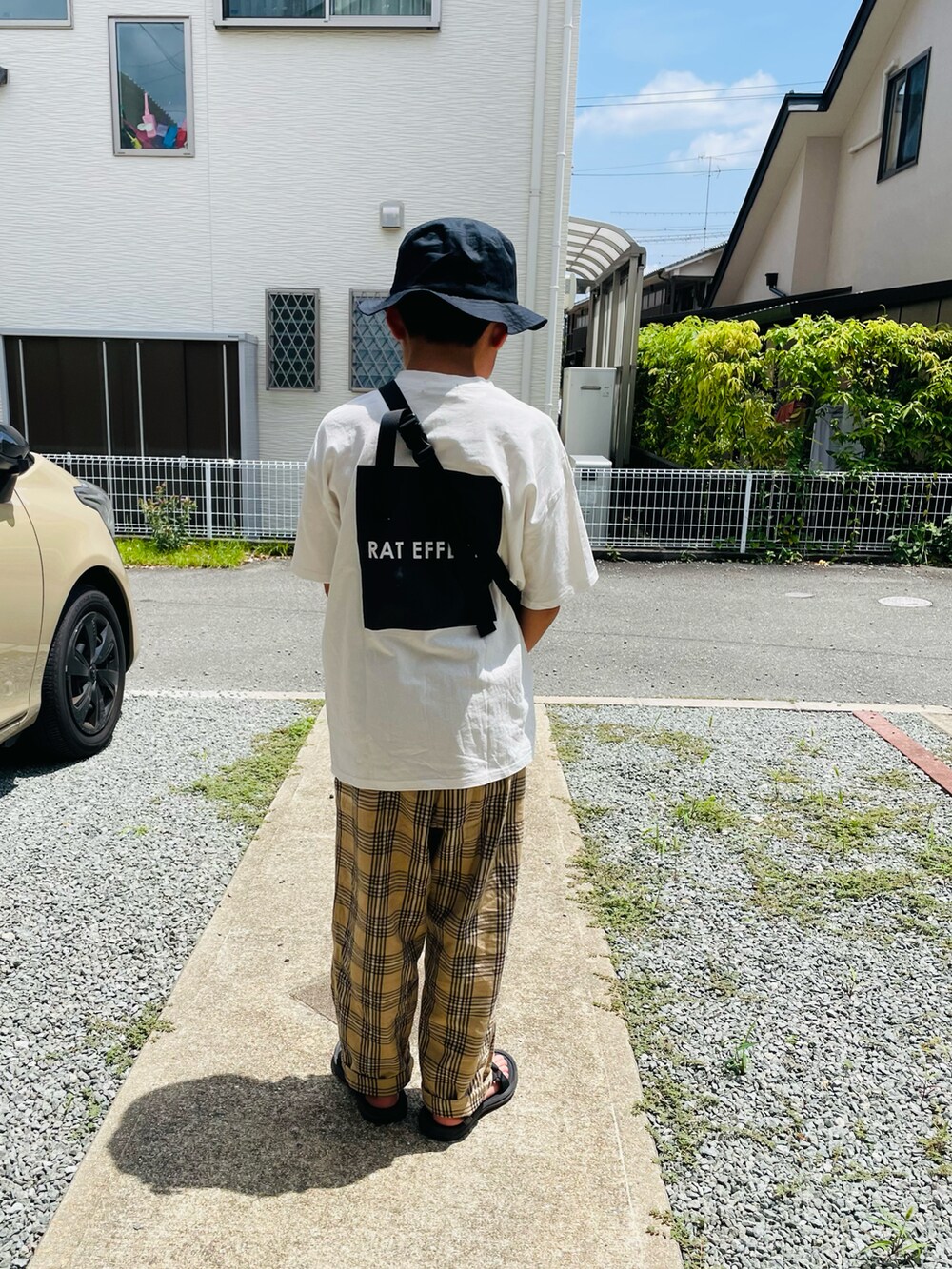 ブラック系のボディバッグ/ウエストポーチ、ホワイト系のTシャツ/カットソー、ベージュ系のその他パンツを着用したキッズの夏コーディネートの2枚目の写真