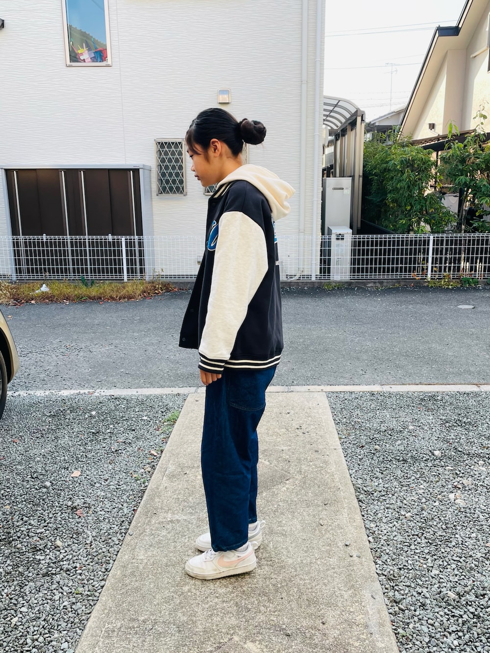 ホワイト系のその他トップス、ブルー系のデニムパンツ、ホワイト系のスニーカーを着用したキッズの秋コーディネートの2枚目の写真