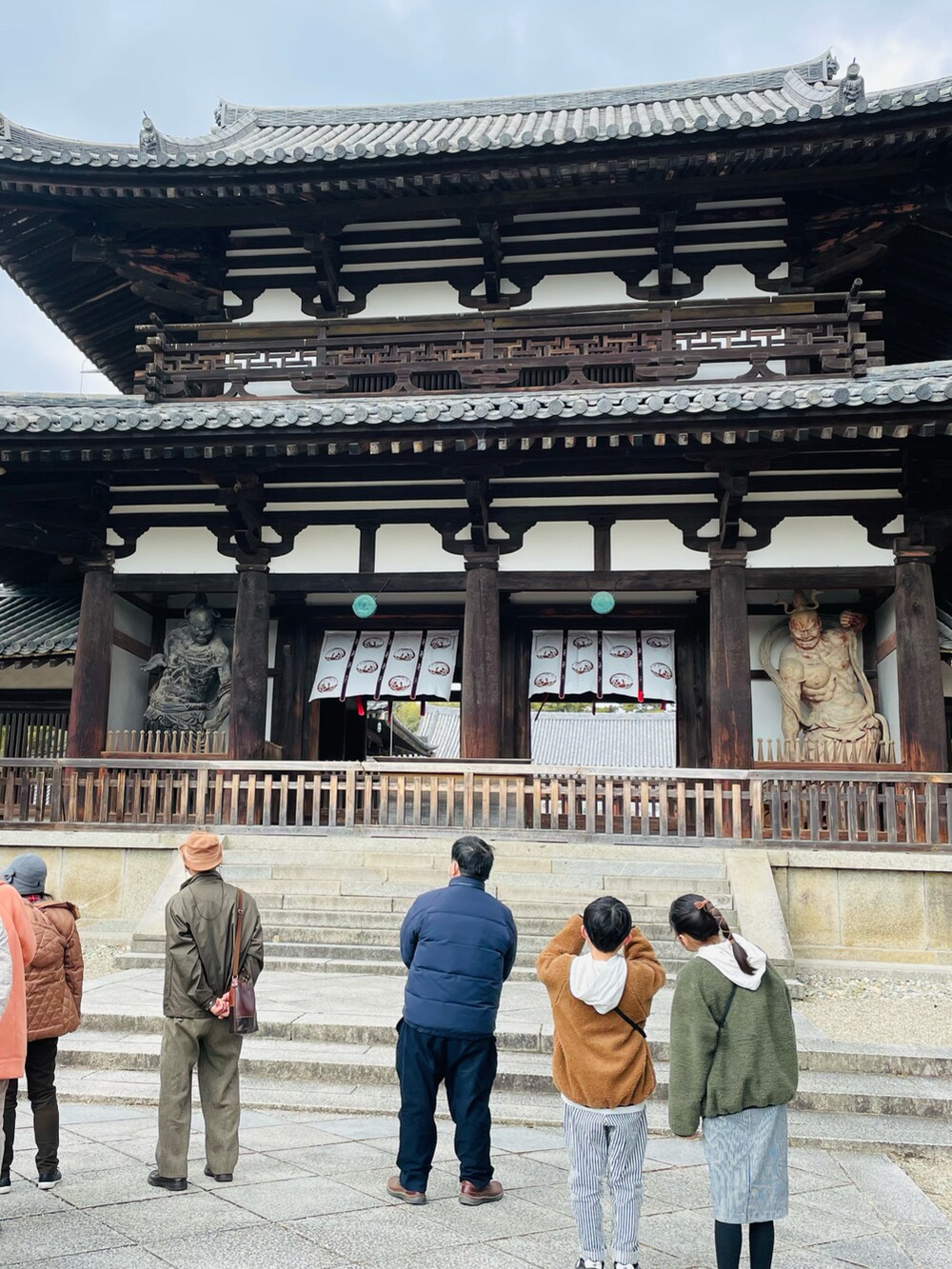 グリーン系のその他アウター、ブラウン系のその他アウター、グレー系のTシャツ/カットソーを着用したキッズの春コーディネートの3枚目の写真