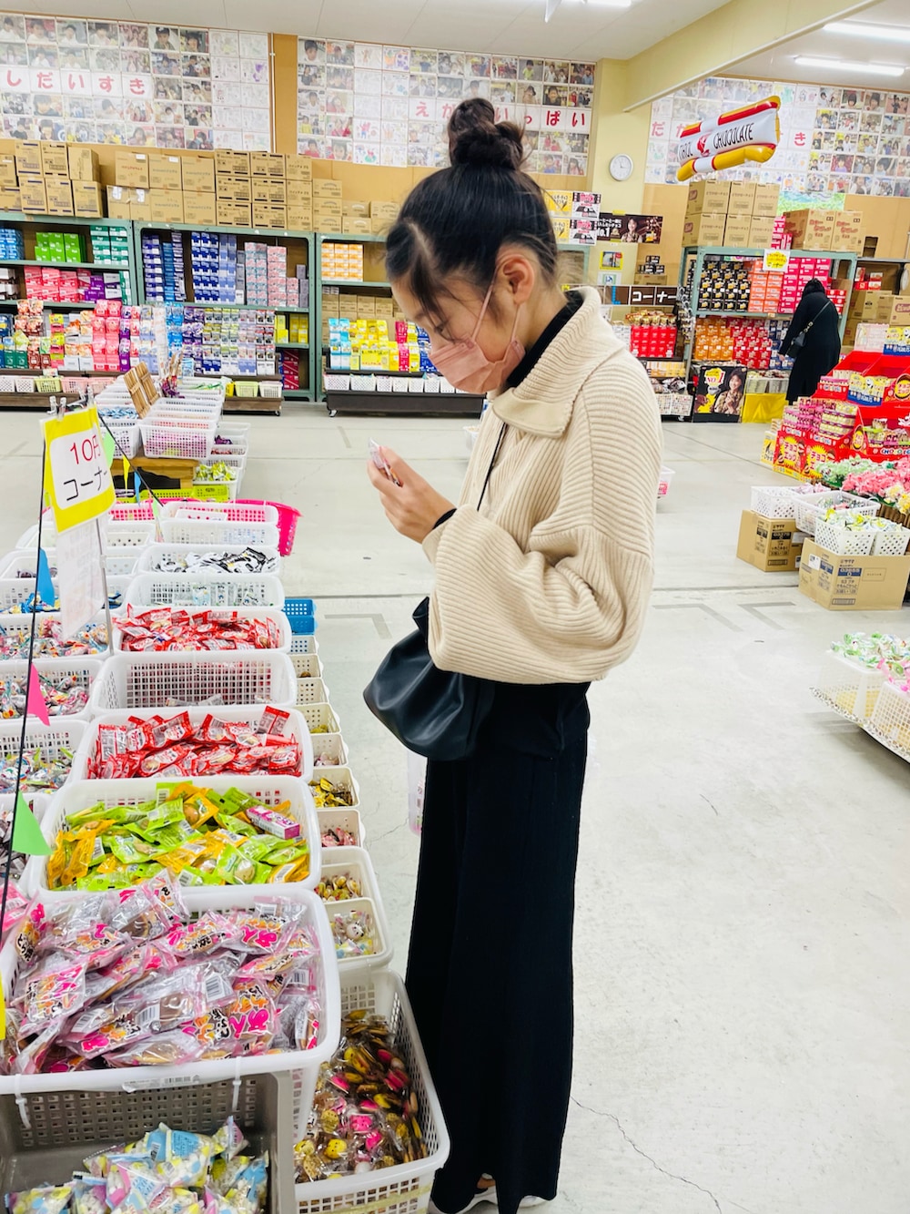 ホワイト系のニット/セーター、ブラック系のスカート、グレー系のスニーカーを着用したキッズの冬コーディネートの4枚目の写真