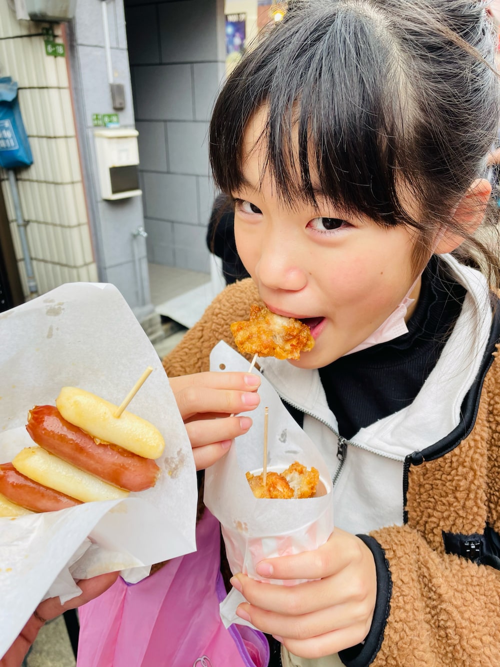 ブラウン系のその他アウター、ベージュ系のその他パンツ、ホワイト系のスニーカーを着用したキッズの冬コーディネートの4枚目の写真