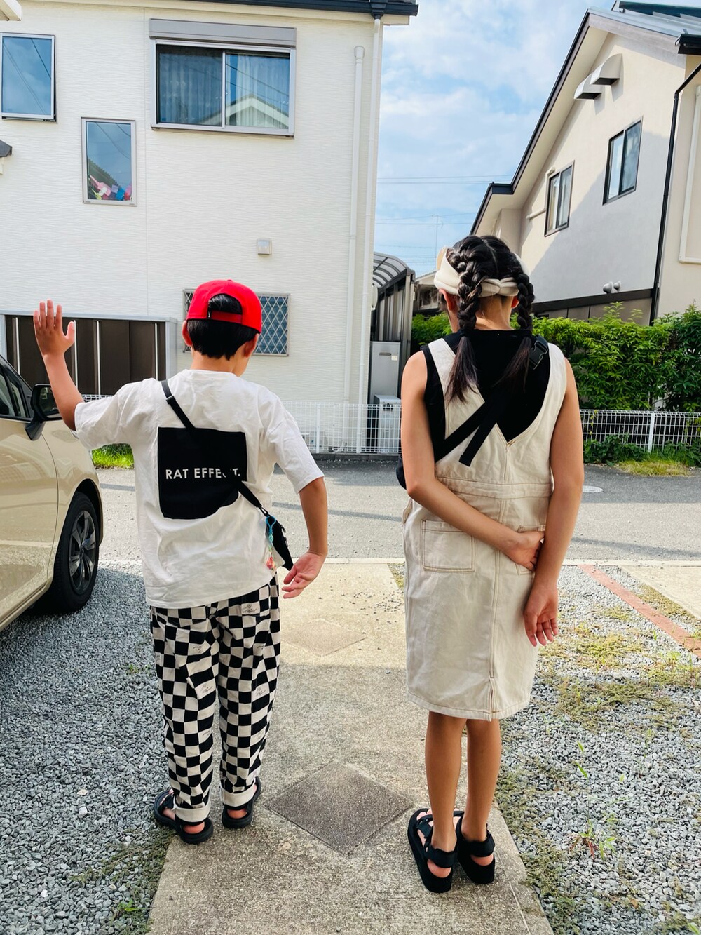 ブラック系のその他パンツ、ホワイト系のジャンパースカート、ブラック系のタンクトップを着用したキッズの夏コーディネートの2枚目の写真