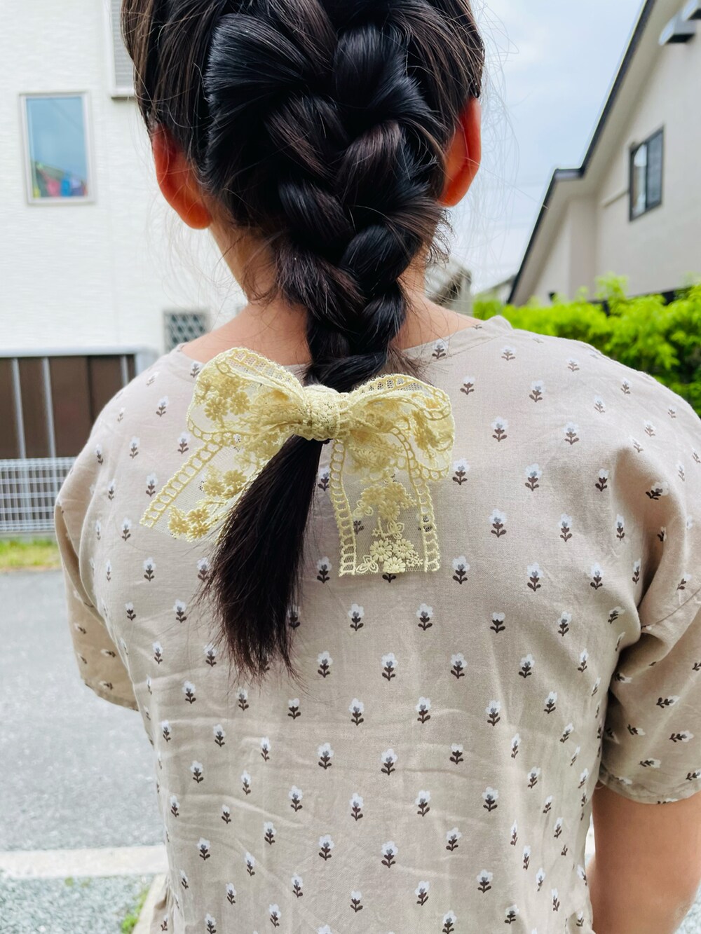 ベージュ系のシャツワンピース、ホワイト系のエコバッグ/サブバッグ、ブラック系のサンダルを着用したキッズの春コーディネートの3枚目の写真