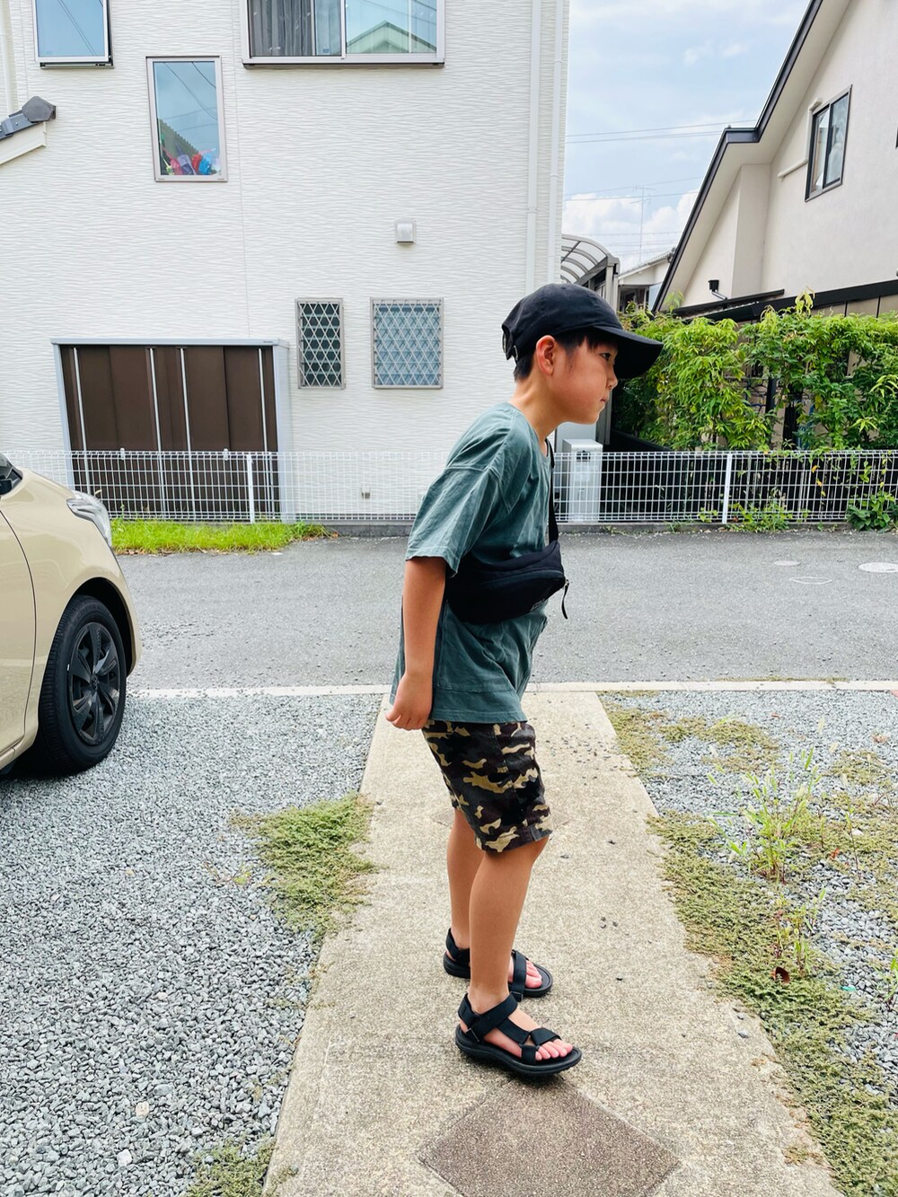 ブラック系のボディバッグ/ウエストポーチ、グリーン系のTシャツ/カットソー、グリーン系のその他パンツを着用したキッズの夏コーディネートの2枚目の写真