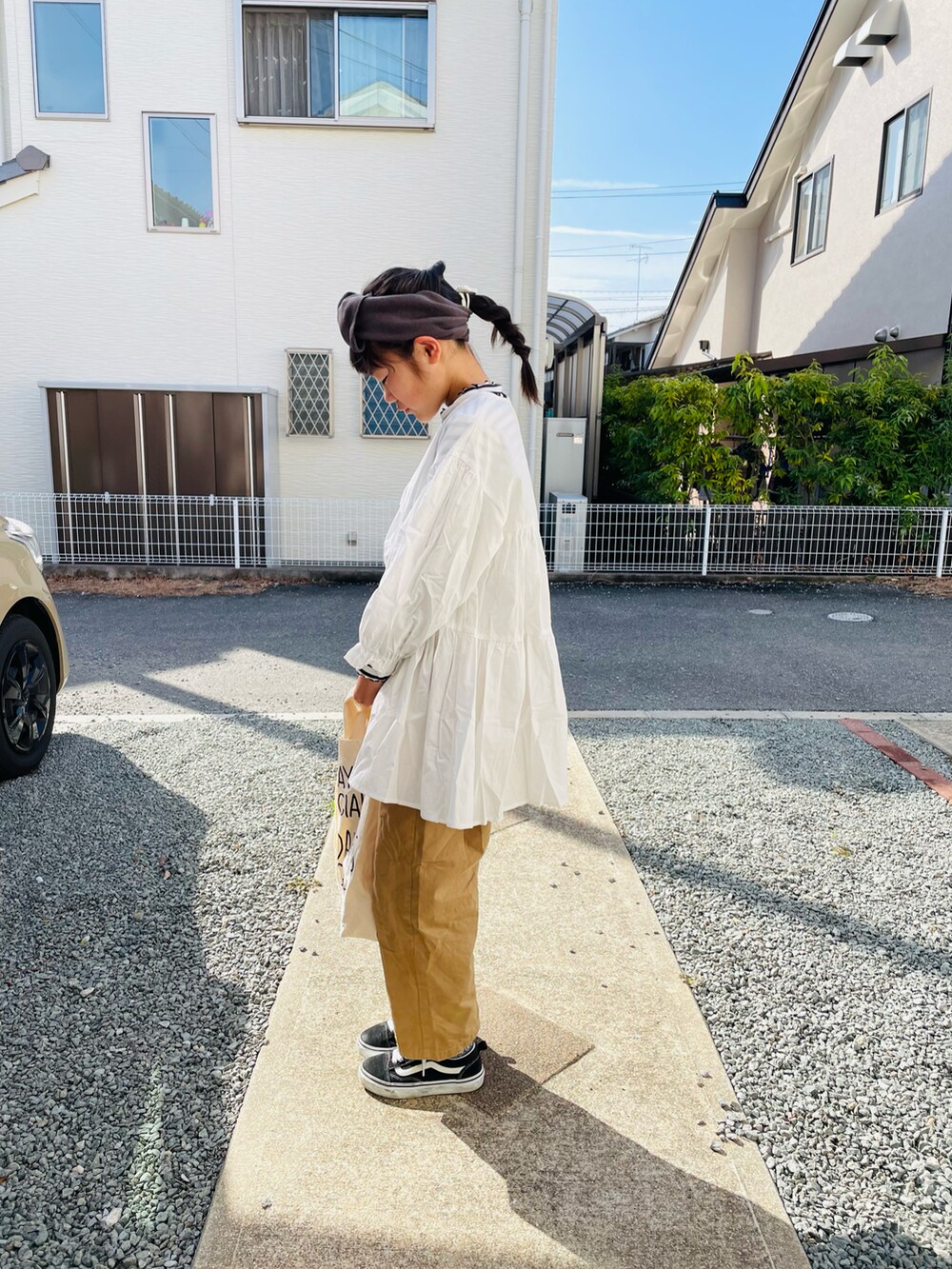「ヘアバンド、むすめ服、ティアード、レイヤードスタイル、チノパン、オールドスクール」｜「GLOBAL WORKの【キッズ】ティアードブラウス7分袖/215318（シャツ/ブラウス、ホワイト系）」を使った、emi_mitoさん（キッズ・145cm）の春コーディネートの2枚目の写真