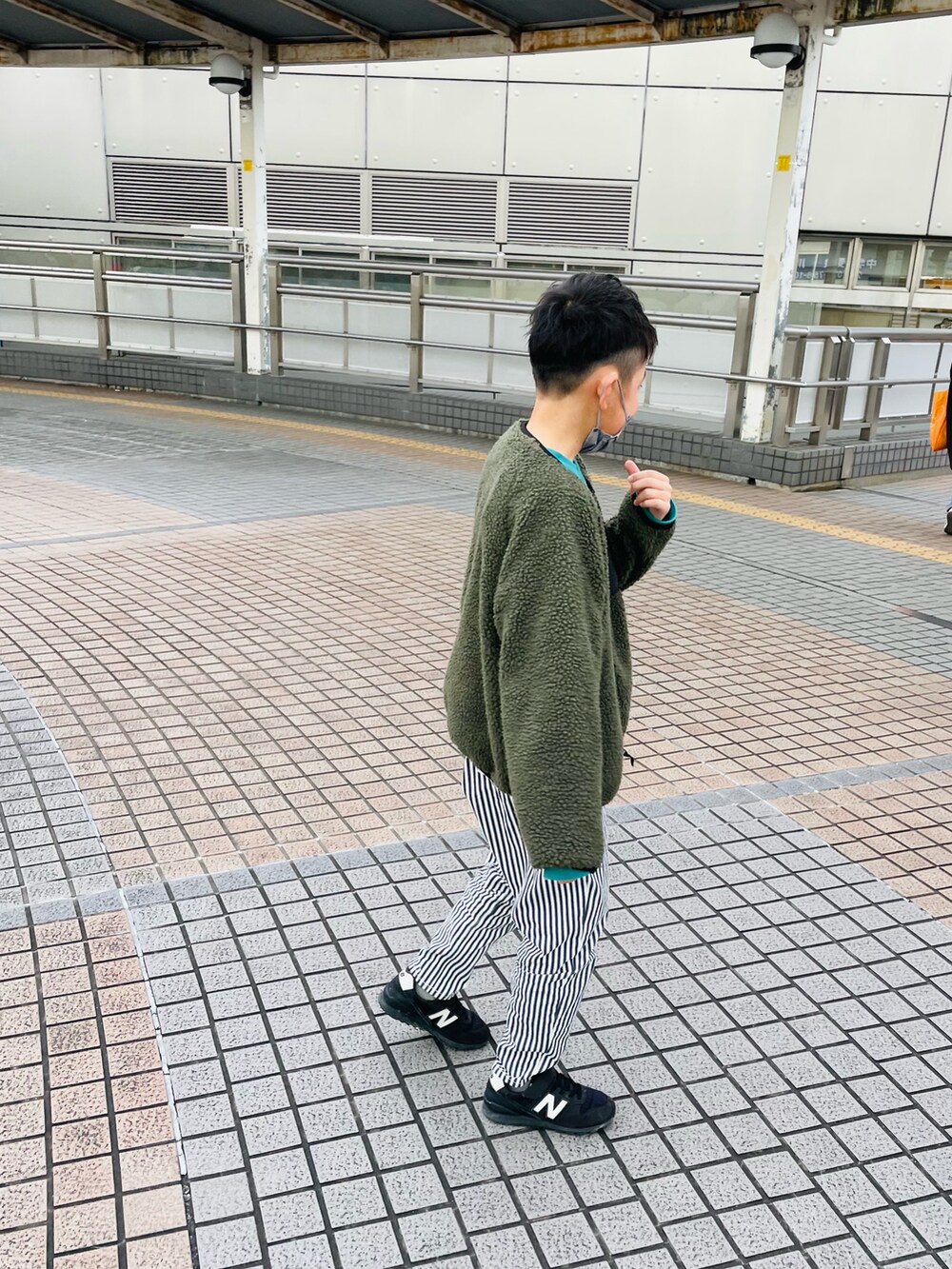 グリーン系のその他アウター、ホワイト系のその他パンツ、ブラック系のスニーカーを着用したキッズの冬コーディネートの2枚目の写真