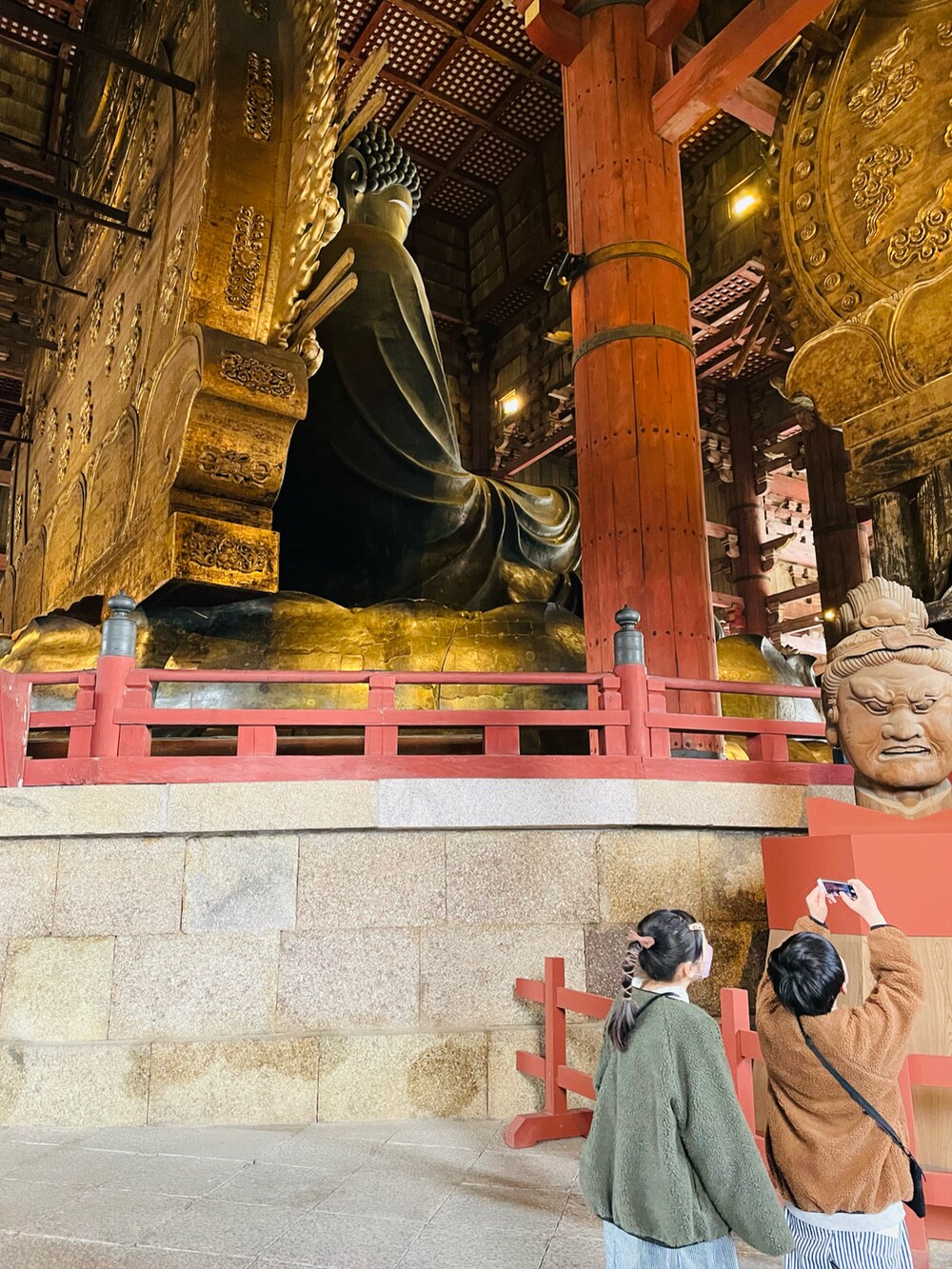 グリーン系のその他アウター、ブラウン系のその他アウター、グレー系のTシャツ/カットソーを着用したキッズの春コーディネートの2枚目の写真