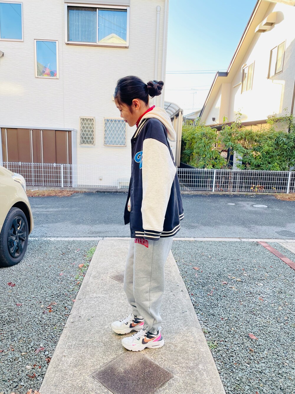 ホワイト系のその他トップス、グレー系のスニーカーを着用したキッズの冬コーディネートの2枚目の写真