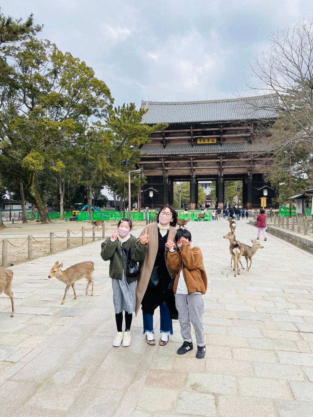 グリーン系のその他アウター、ブラウン系のその他アウター、グレー系のTシャツ/カットソーを着用したキッズの春コーディネートの5枚目の写真